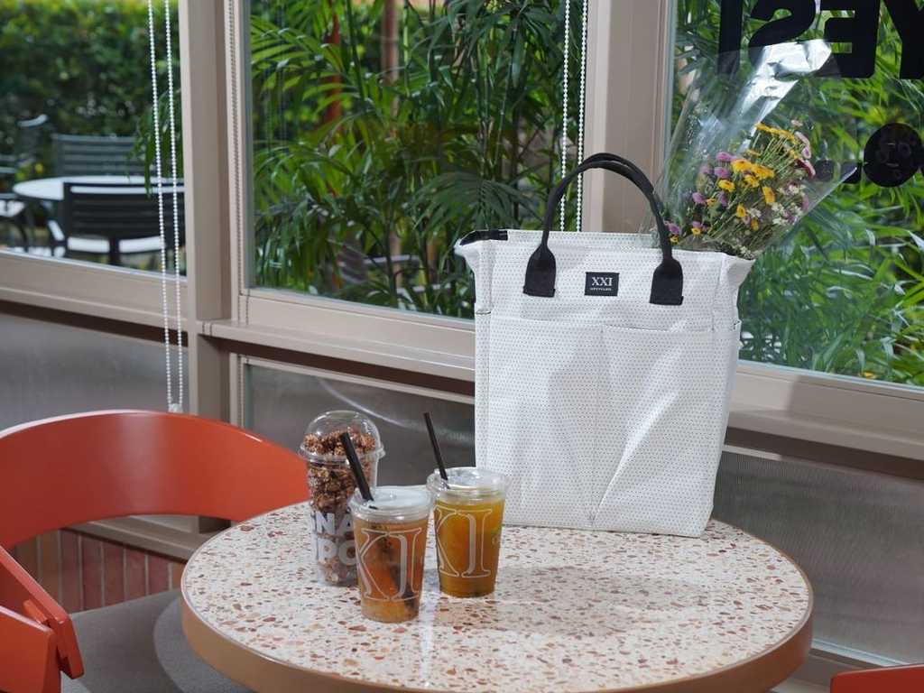 Cinema XXI: Layar Bioskop Bekas Kini Jadi Tas Edisi Terbatas