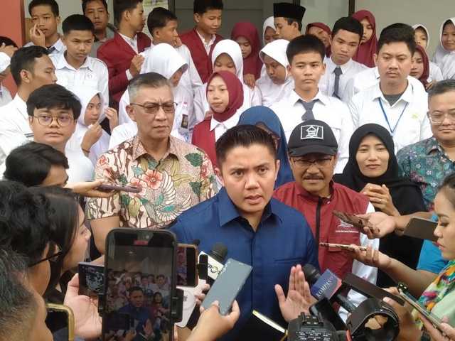 Survei Ungkap: Seskab Teddy Indra Wijaya Kalahkan Menteri Koordinator dalam Popularitas