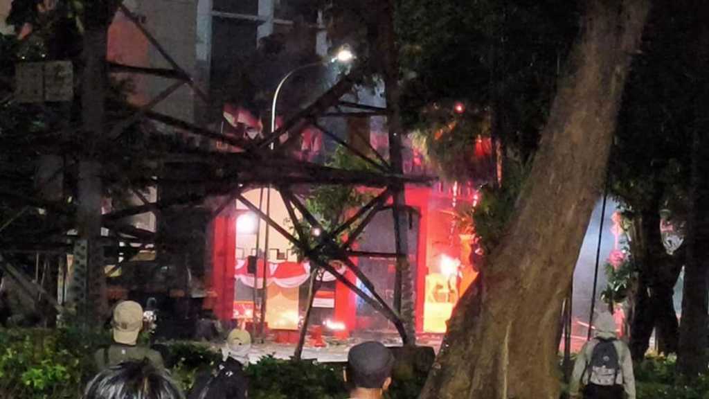 Demo Jakarta Mencekam: Mako Brimob Dibakar, Ojol Tewas Dilindas Rantis