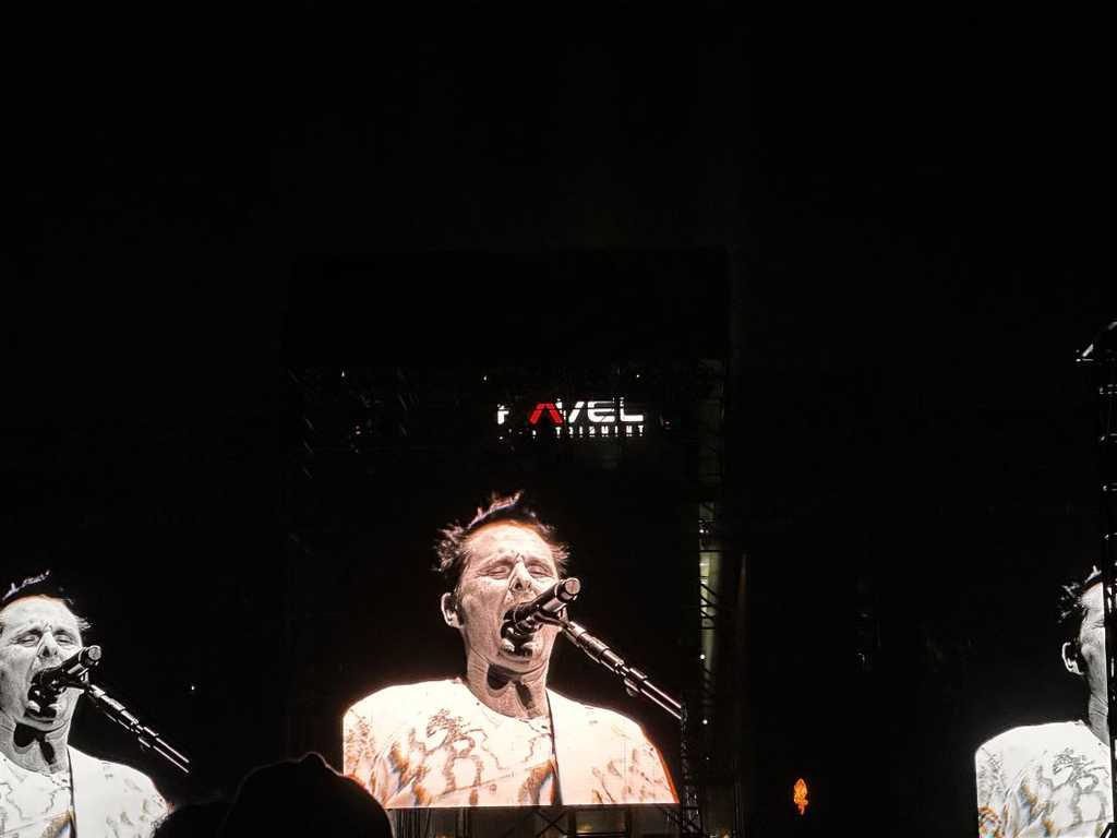 Muse hentak Jakarta dengan konser energik, kembali setelah 18 tahun