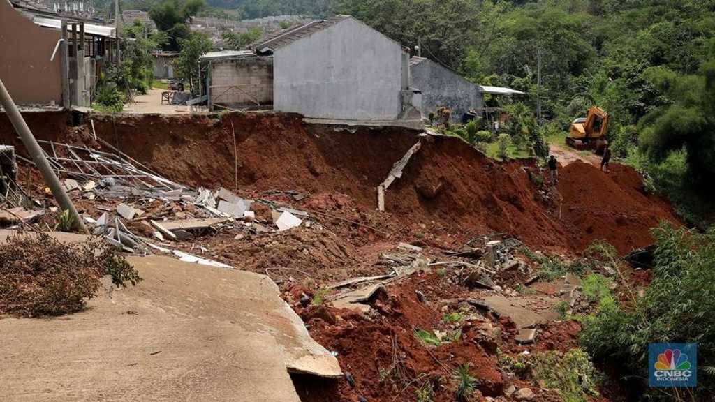 Hujan Lebat Picu Longsor di Jawa Barat: Puluhan Rumah Terdampak, Satu Luka