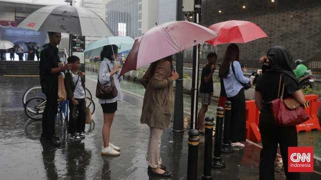 Waspada! Hujan Petir Diprediksi Guyur Jakarta Sabtu Ini