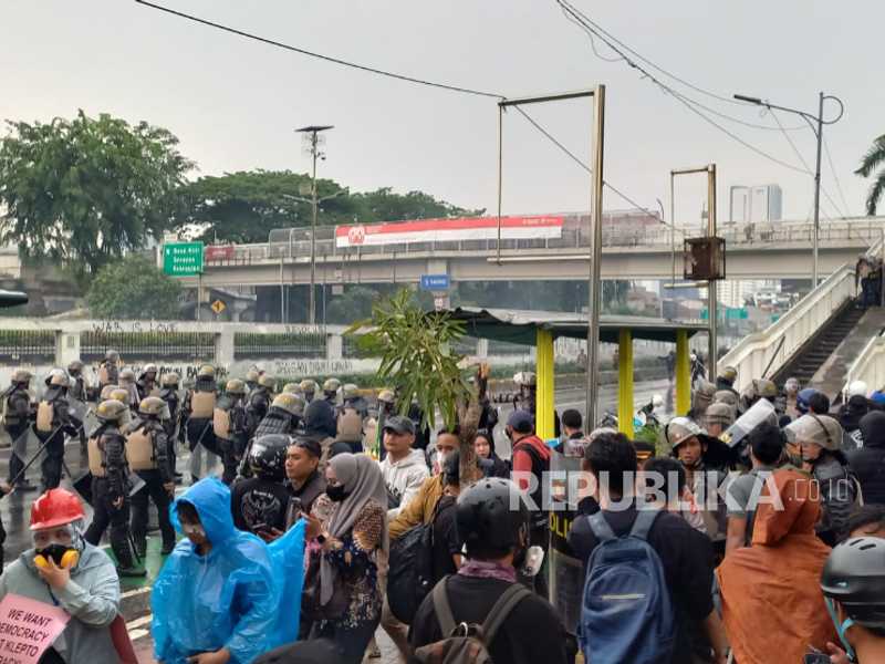 DPR Ricuh! Polisi Tembakkan Meriam Air & Gas Air Mata ke Massa Mahasiswa