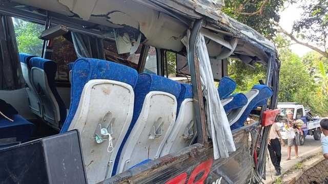 Kecelakaan bus rombongan RS Bina Sehat Jember di Bromo, 8 tewas