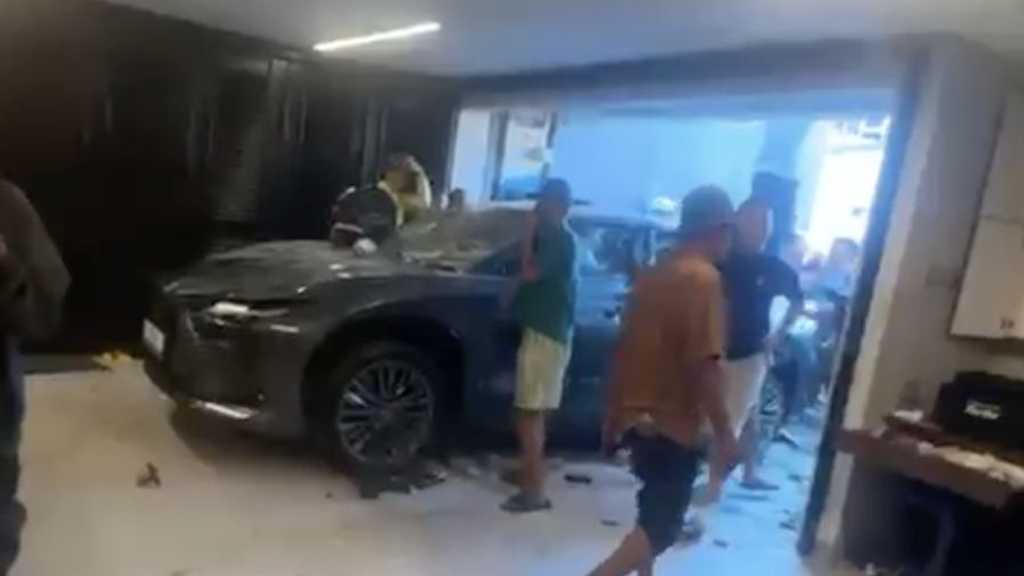 Rumah Anggota DPR Ahmad Sahroni Digeruduk Massa, Dijarah!