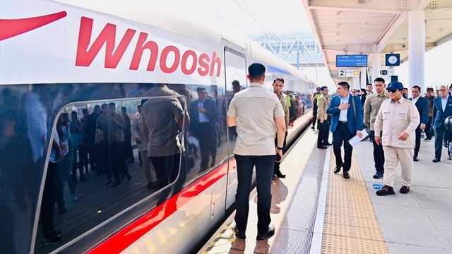 Prabowo Minta Tim Ekonomi Bereskan Utang Kereta Cepat Whoosh