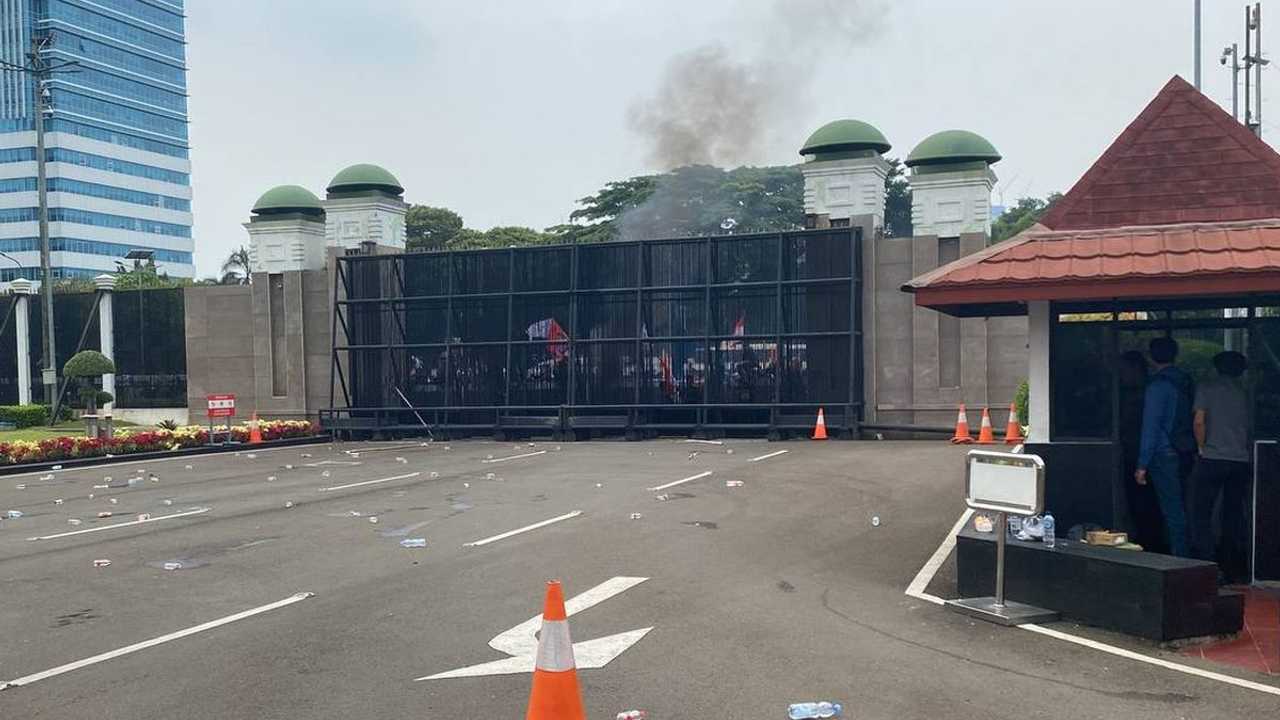 Demo Mahasiswa di DPR Ricuh, Lempar Botol dan Bakar Ban
