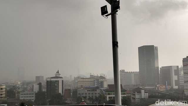 Langit Jakarta Gelap: Hujan Angin dan Petir Landa Sebagian Wilayah
