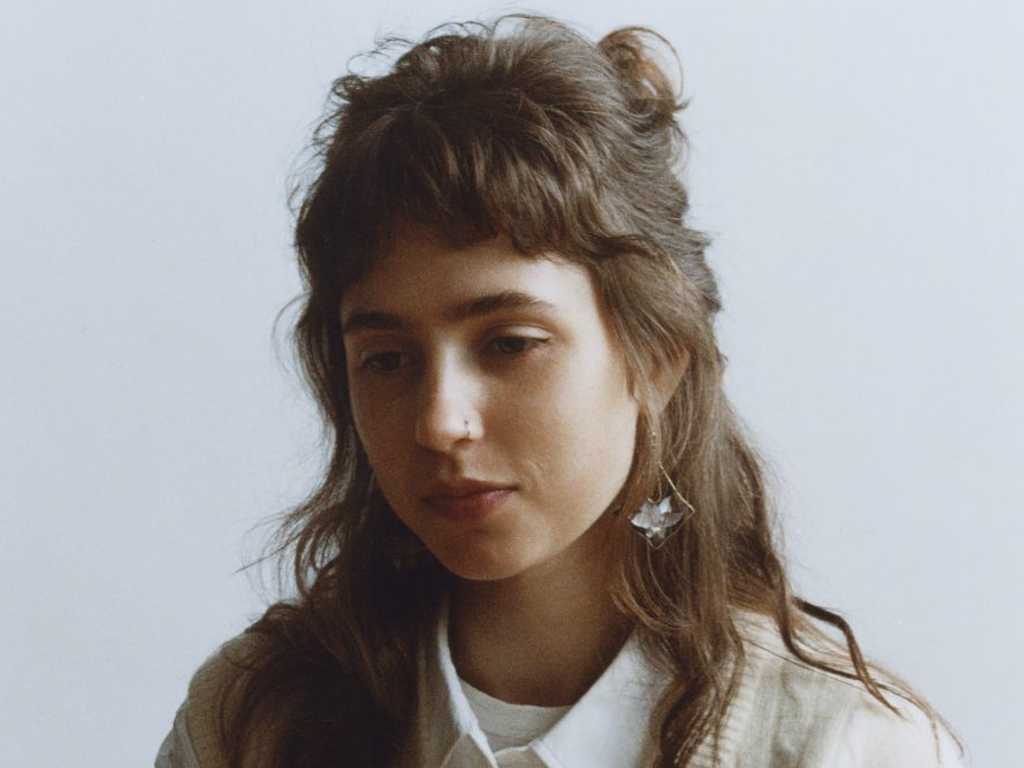 Clairo <e>Resmi Bergabung</e> dengan Atlantic Records, Tandai Babak Baru Karier Musiknya