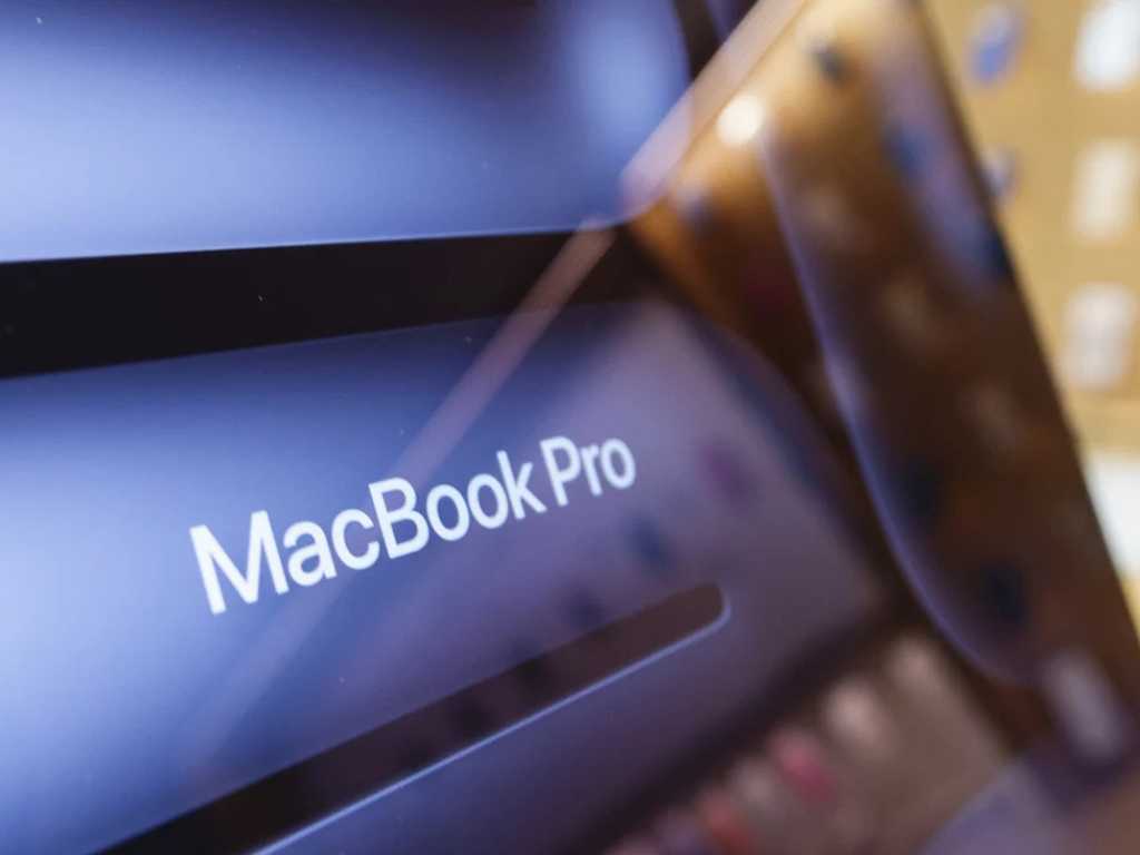 Apple Siapkan MacBook Pro Layar Sentuh Pertama, Debut Chip M6