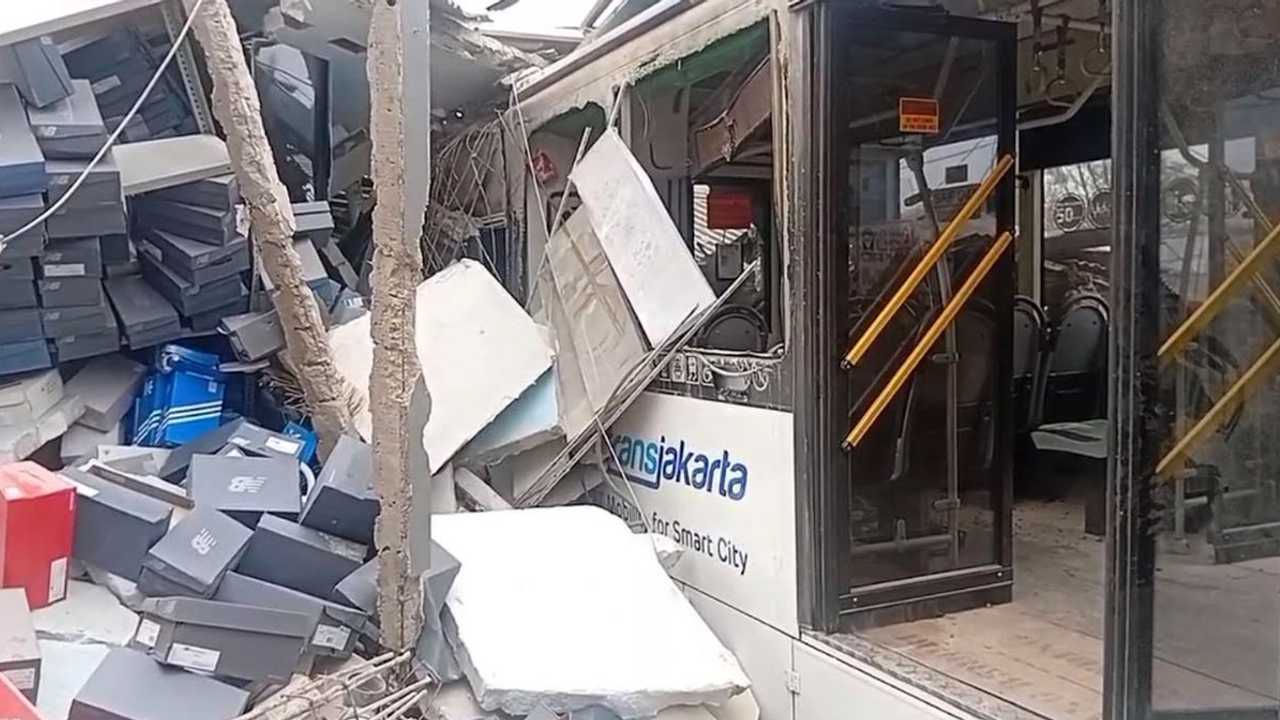 Bus Transjakarta tabrak ruko dan rumah, enam orang luka di Cakung
