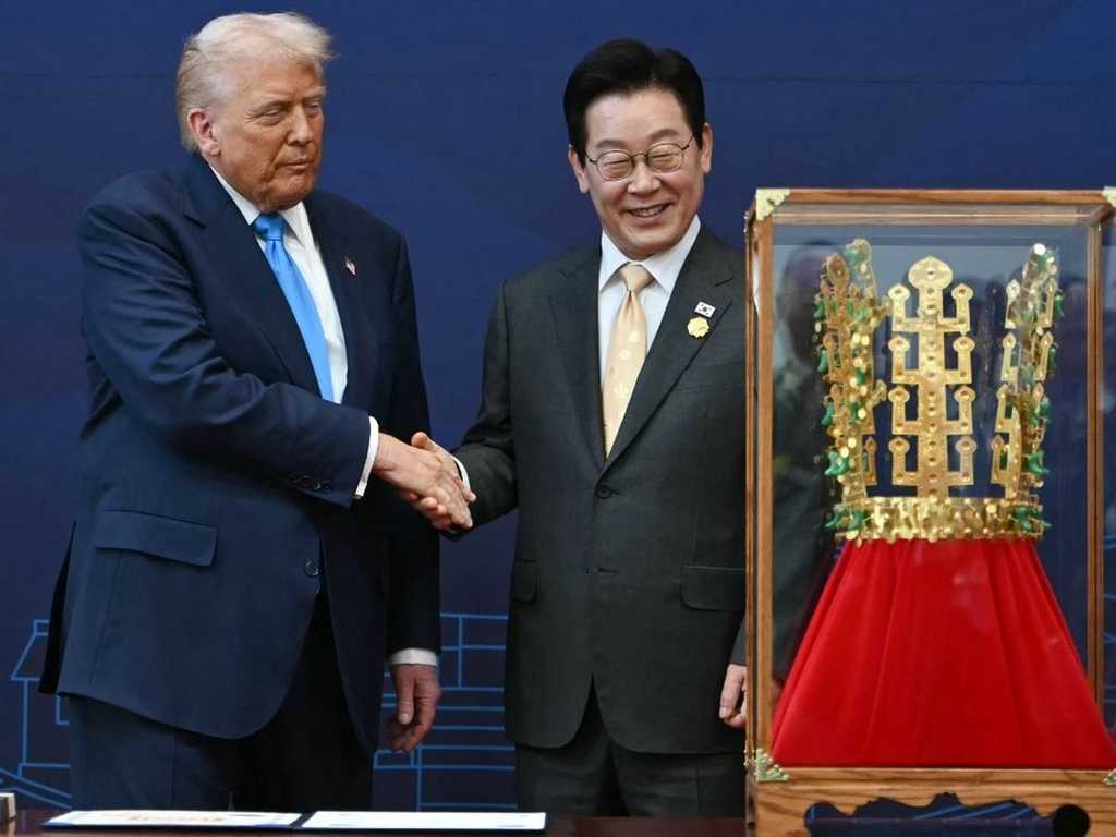 Trump Terima Mahkota Emas, Simbol Perdamaian di Korea Selatan
