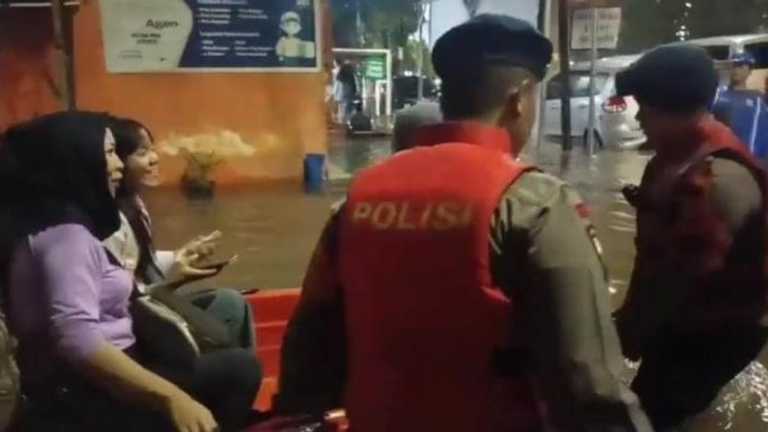 Brimob Polda Metro Jaya Siaga Penuh Hadapi Banjir Jakarta Selatan
