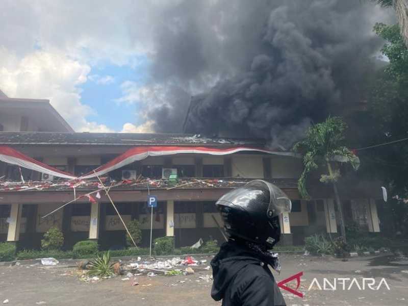 DPRD Cirebon Diamuk Massa Usai Demo Ricuh, Fasilitas Rusak Parah