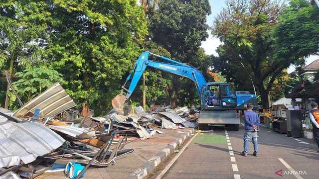 Kios Pedagang Pasar Barito Rata dengan Tanah, Pemkot Jaksel Bongkar Pakai Alat Berat
