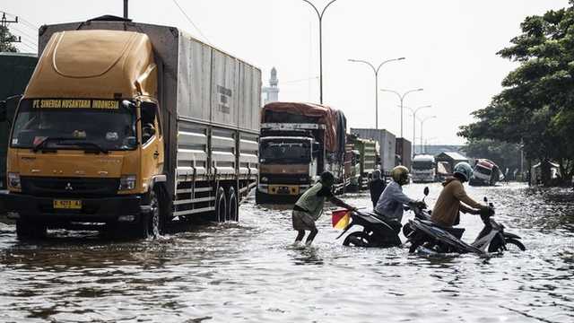 Banjir Semarang: Ribuan Rumah Terendam, Aktivitas Warga Terganggu