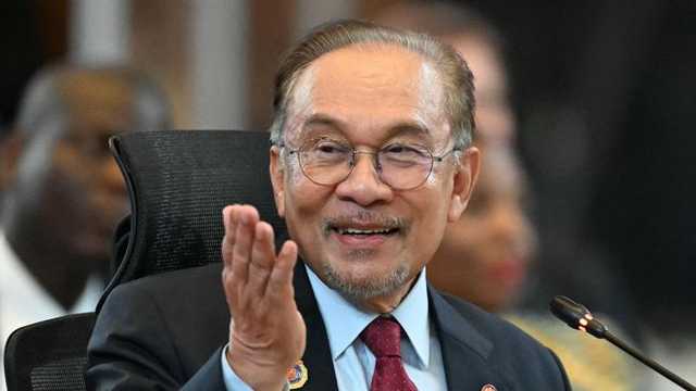 Anwar Ibrahim Pamer Oleh-oleh G-Dragon dari KTT APEC 2025