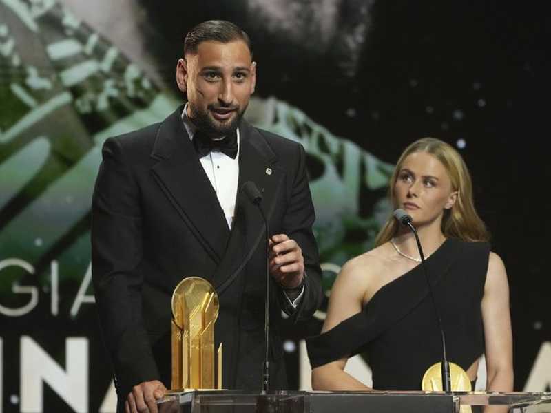 Gianluigi Donnarumma dinobatkan kiper terbaik dunia, terima trofi dari Gigi Buffon