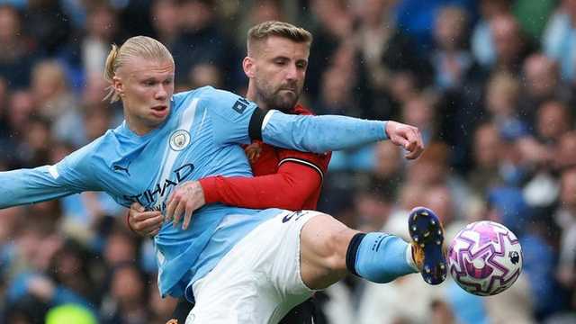 Roy Keane kritik pedas Luke Shaw usai MU digasak Man City 0-3