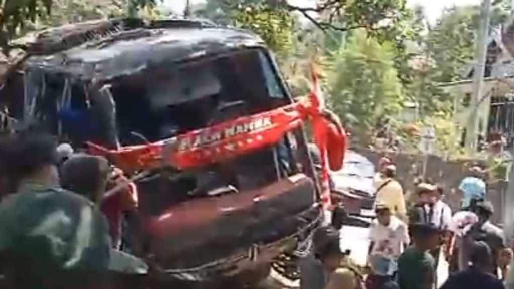 8 karyawan RS Bina Sehat meninggal dunia akibat kecelakaan bus di Gunung Bromo