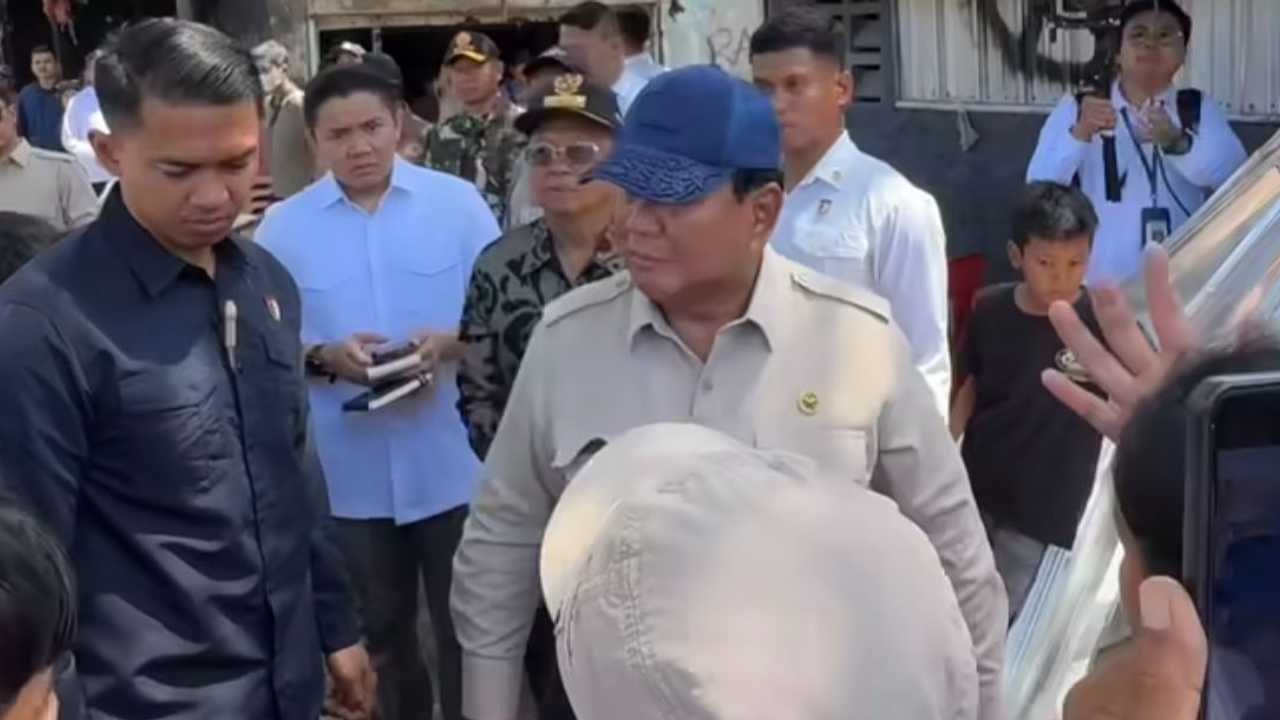 Prabowo kunjungi warga terdampak banjir Bali, apresiasi anjing penyelamat tuannya