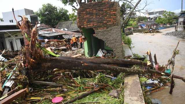 Jawa Barat Diterjang Bencana: Puluhan Rumah Rusak Akibat Banjir dan Longsor