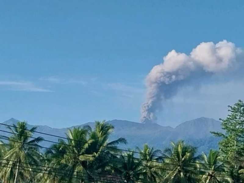Gunung Dukono erupsi, lontarkan abu vulkanik setinggi 1.000 meter