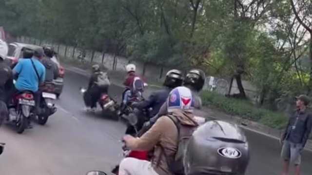 Video Viral: Pemotor Berjatuhan di Cakung, Jalan Licin Tumpahan Minyak Truk