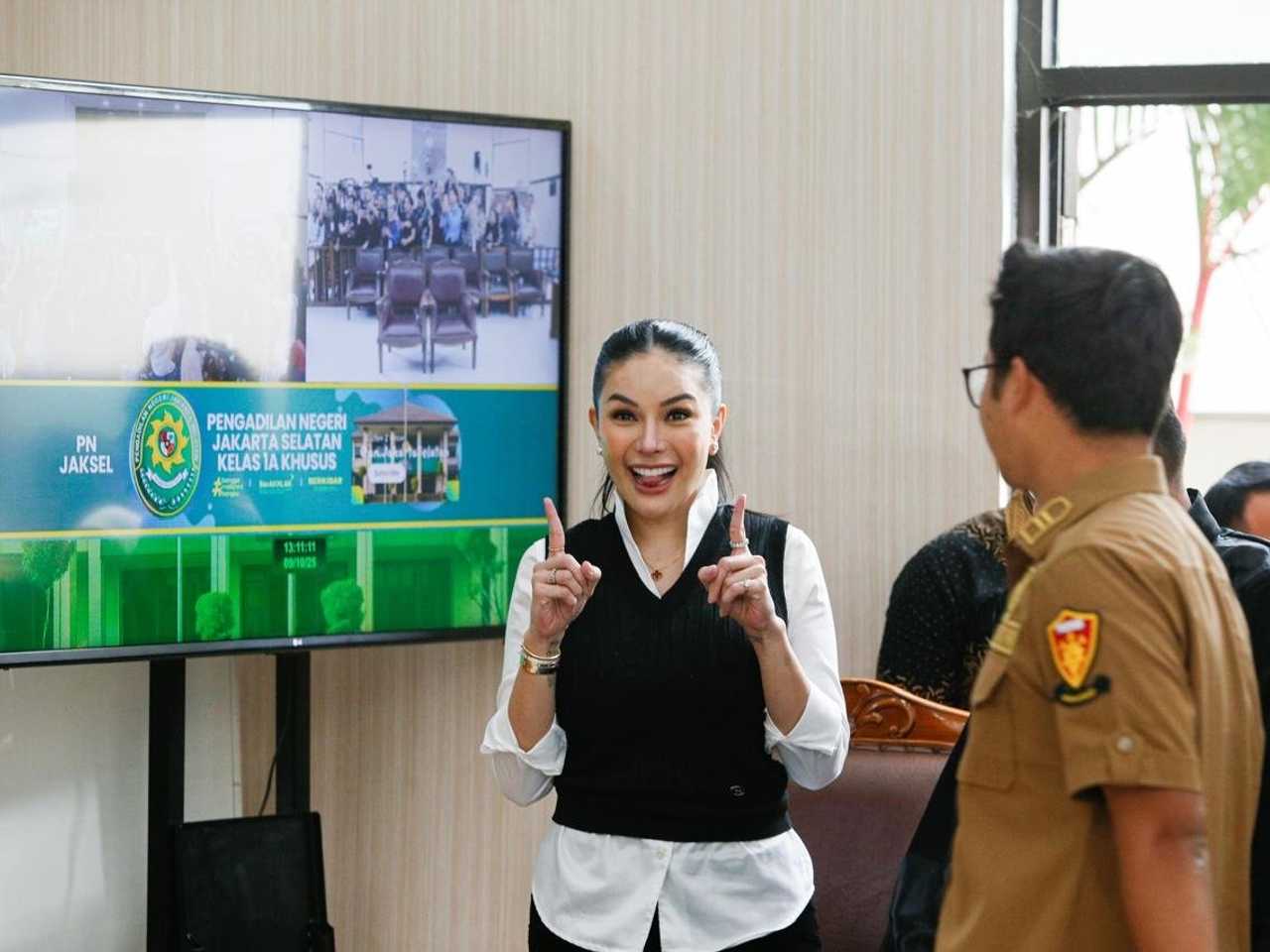 Nikita Mirzani Hadapi Vonis Kasus Pemerasan, Fans Penuhi Pengadilan