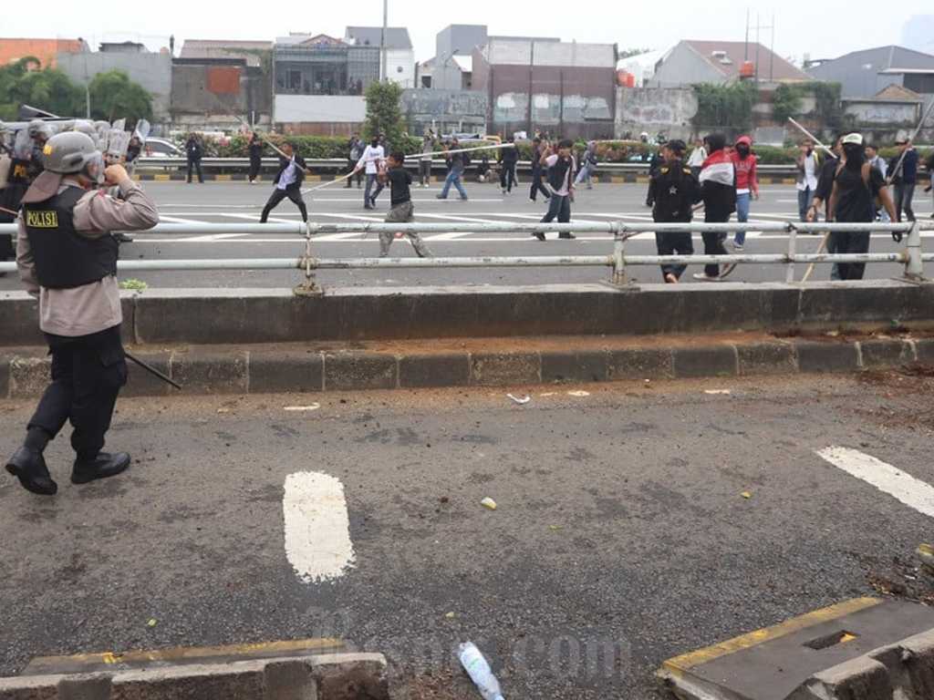 Demo DPR Ricuh, Polisi Tembakkan Gas Air Mata Pukul Mundur Massa