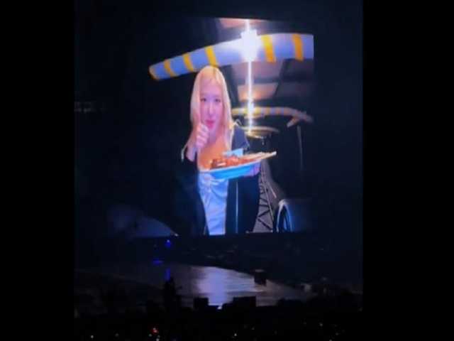 Setelah Nasi Goreng, Rose BLACKPINK Santap Sate Ayam di Konser Jakarta