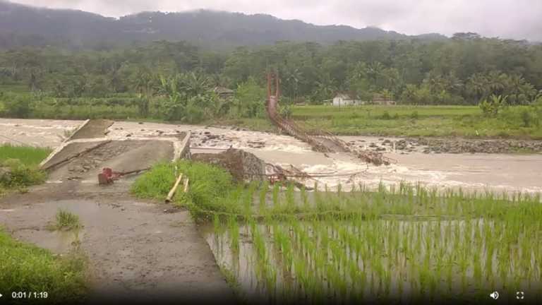 Jembatan Gantung Cianjur Putus Diterjang Banjir, Akses Warga Empat Desa Lumpuh