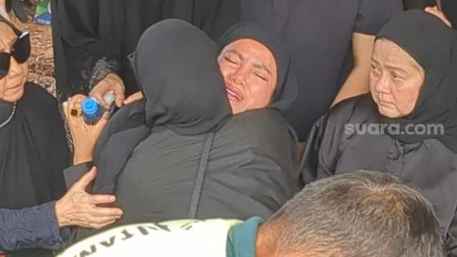 Ibunda Olla Ramlan Meninggal Dunia, Keluarga Pilih Bungkam Penyebab