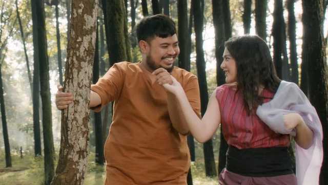 Davina Karamoy bertunangan dengan Rigen di film komedi terbaru