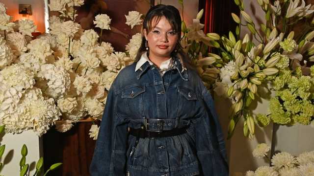 Lola Young pingsan di panggung, kini dalam kondisi baik