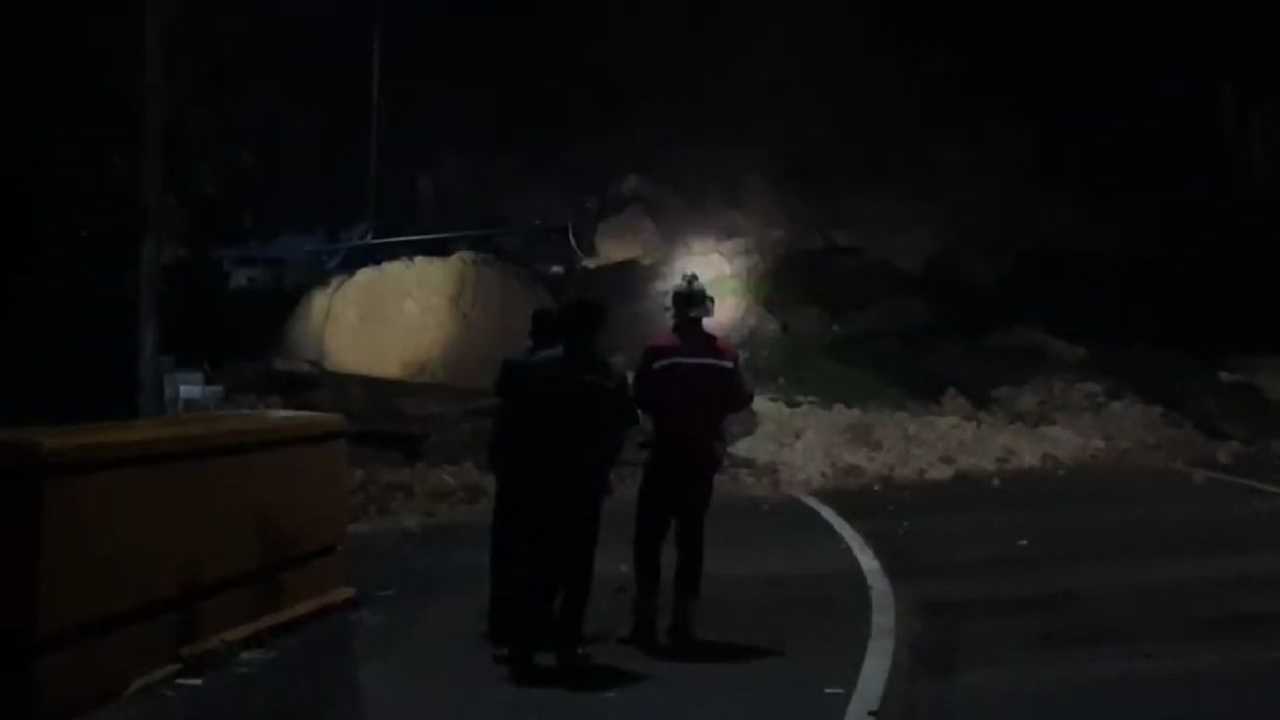 Akses jalan Sumatera Barat-Riau lumpuh total akibat longsor Kelok 9