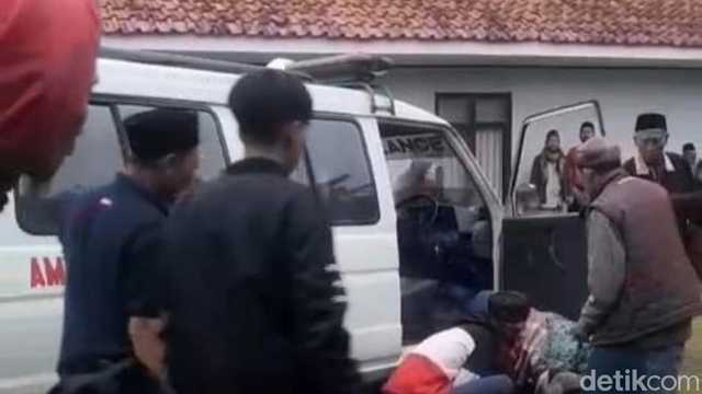 Sopir Ambulans Meninggal Mendadak Usai Antar Jenazah, Terekam Video Viral