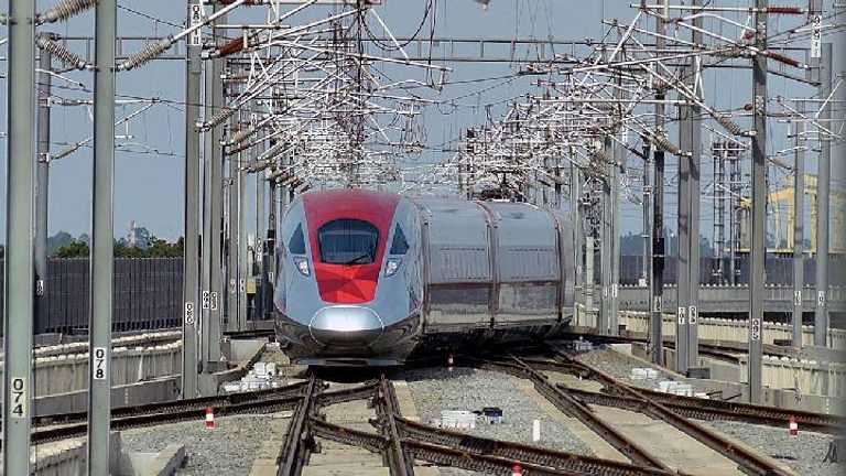 Kereta Cepat Whoosh Mogok di Rel Layang, Penumpang Khawatir
