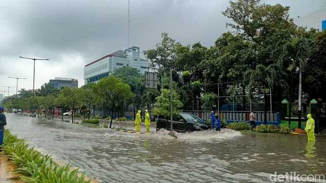BMKG Umumkan Jakarta Masuk Musim Hujan, DKI Siagakan 1.200 Pompa Air