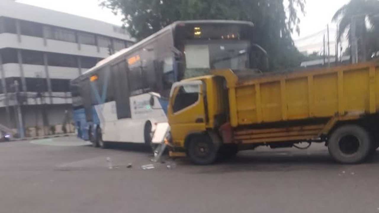 Transjakarta adu banteng dengan truk di Jakarta Pusat, tidak ada penumpang luka