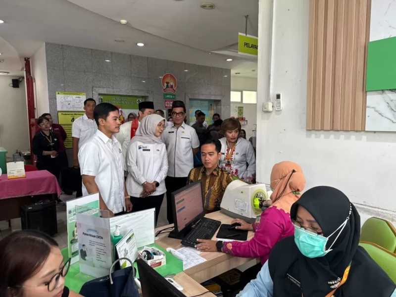 Gibran Cek Kesehatan Gratis di Puskesmas, Dorong Warga Manfaatkan Layanan