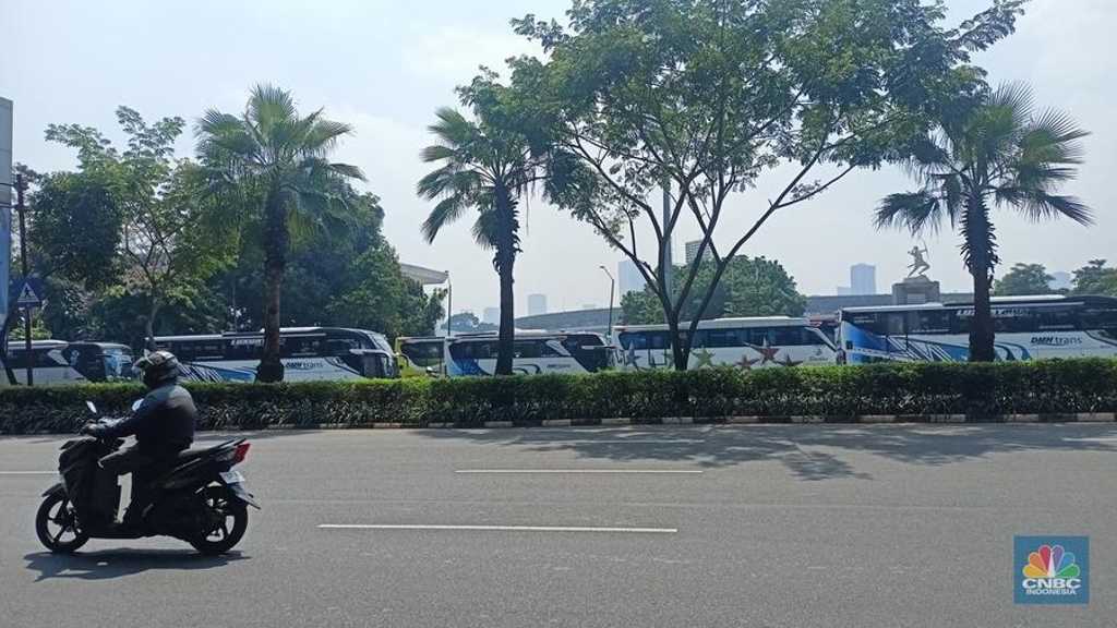 Ribuan Buruh Demo di DPR, Tuntut RUU Ketenagakerjaan Baru