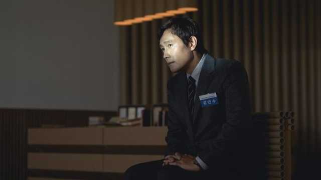 Sinopsis No Other Choice: Lee Byung-hun dipecat, keluarga terancam