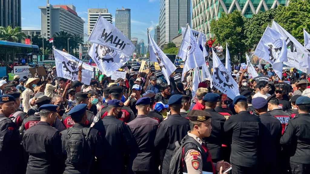 Aparat Adang Aksi Keadilan Iklim di Patung Kuda, Kebebasan Berekspresi Dibatasi?