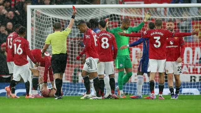 MU unggul 2-0 atas Chelsea, dua kartu merah warnai babak pertama