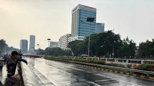 Demo DPR Ricuh, Massa Blokir Tol Dalam Kota Arah Slipi-Cawang