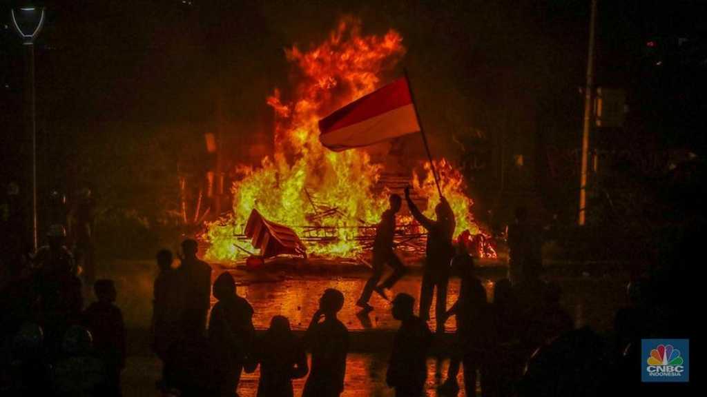 Tragis! Demo DPRD Makassar: 3 Tewas, 5 Luka Berat, Gedung Terbakar