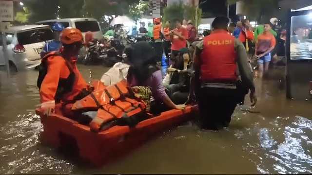 Brimob Terjun Bantu Penanganan Banjir Jakarta, Evakuasi Warga