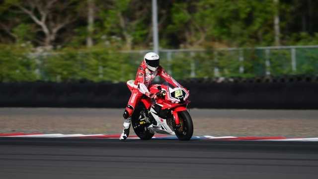 Adenanta Putra Raih Kemenangan Dramatis SS600 ARRC Mandalika Race 1