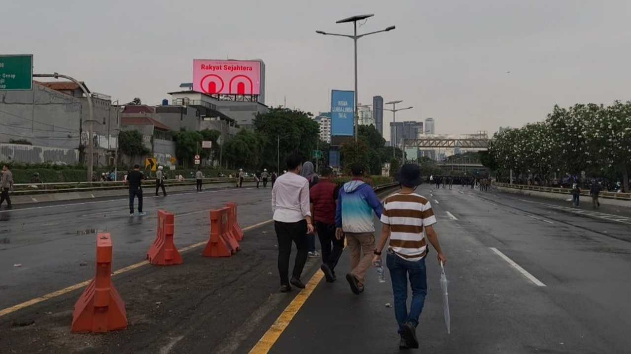 Kericuhan Demo Buruh Depan DPR Merembet ke Slipi, Polisi Dilempari Molotov